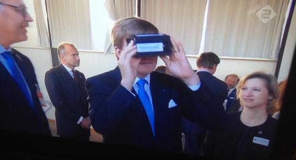 Koning Willem Alexander bekijkt virtuele wereld met Google Cardboard